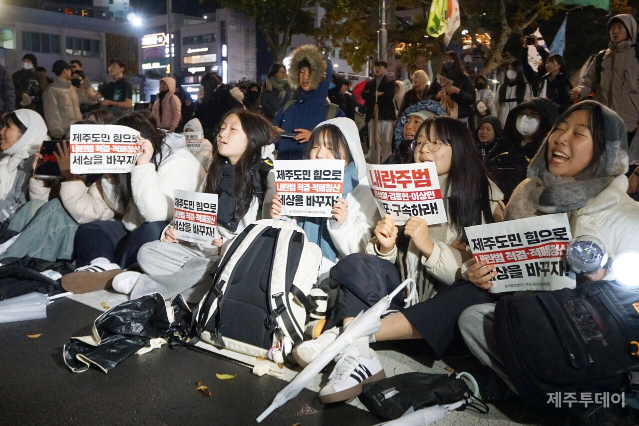 13일 오후 6시20분 제주시청 앞에서 제주청소년 윤석열 탄핵 사전대회가 열렸다. (사진=양유리 기자)