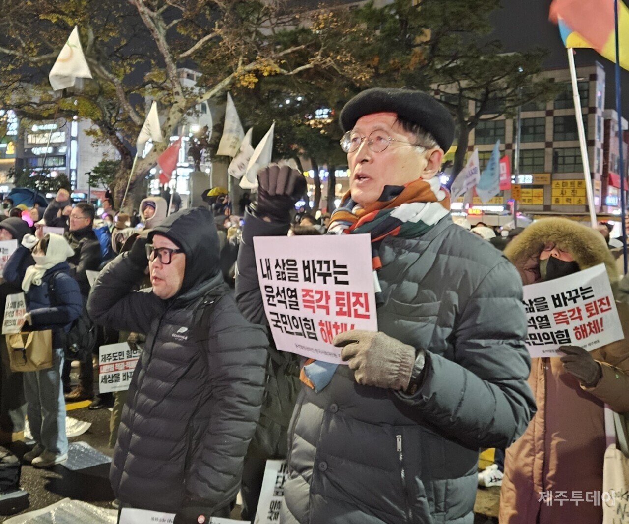 시민들이 21일 저녁 제주시청 앞에 모여 윤석열 퇴진, 국민의힘 해체를 촉구했다.(사진=김재훈 기자)