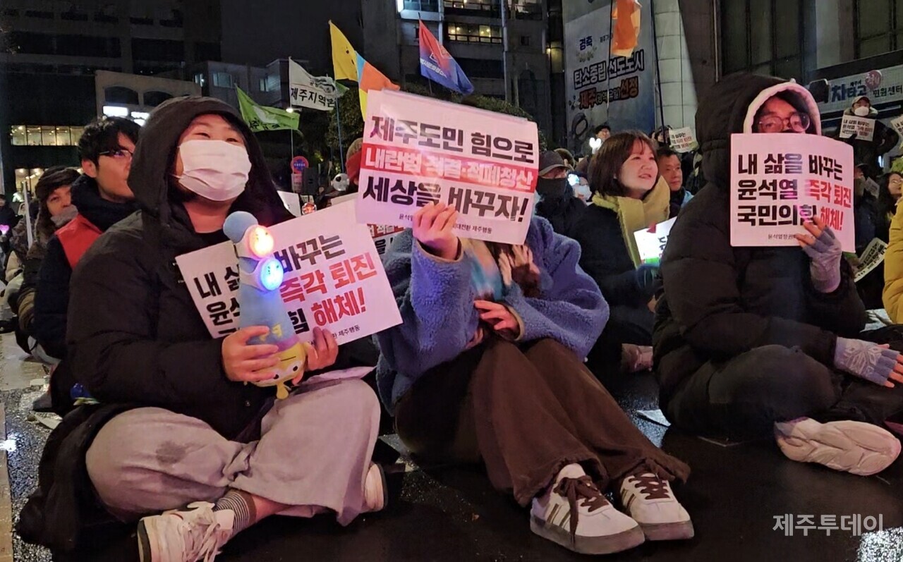 시민들이 21일 저녁 제주시청 앞에 모여 윤석열 퇴진, 국민의힘 해체를 촉구했다.(사진=김재훈 기자)