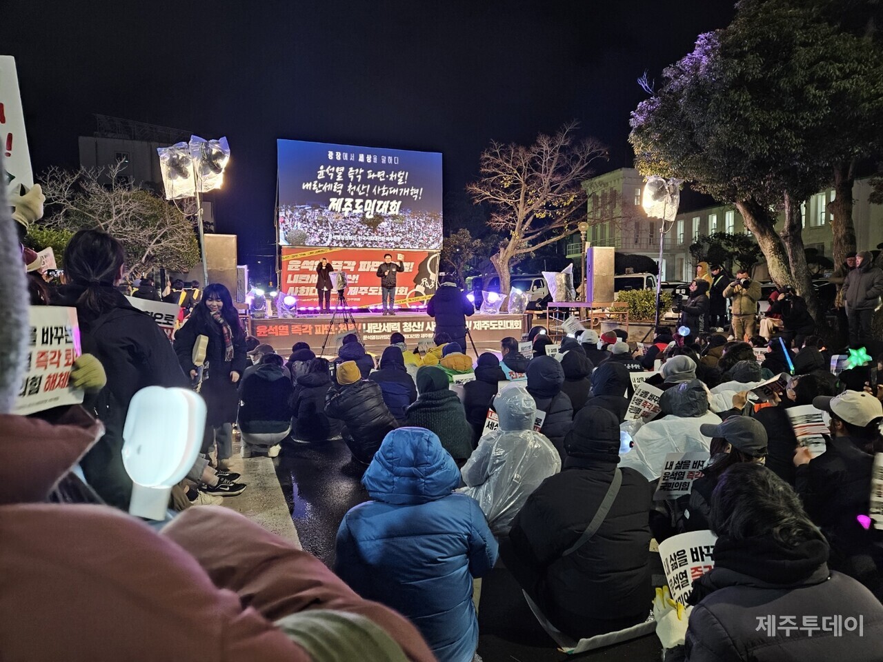 시민들이 21일 저녁 제주시청 앞에 모여 윤석열 퇴진, 국민의힘 해체를 촉구했다.(사진=김재훈 기자)