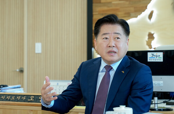 13일 오전 오영훈 제주도지사가 집무실에서 도정 현안 공유 티타임을 진행하고 있다. (사진=제주특별자치도 제공)