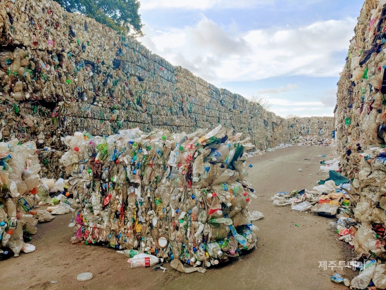 봉개 쓰레기 처리장에 야적된 플라스틱 쓰레기.2021.2.9.(사진=김재훈 기자)