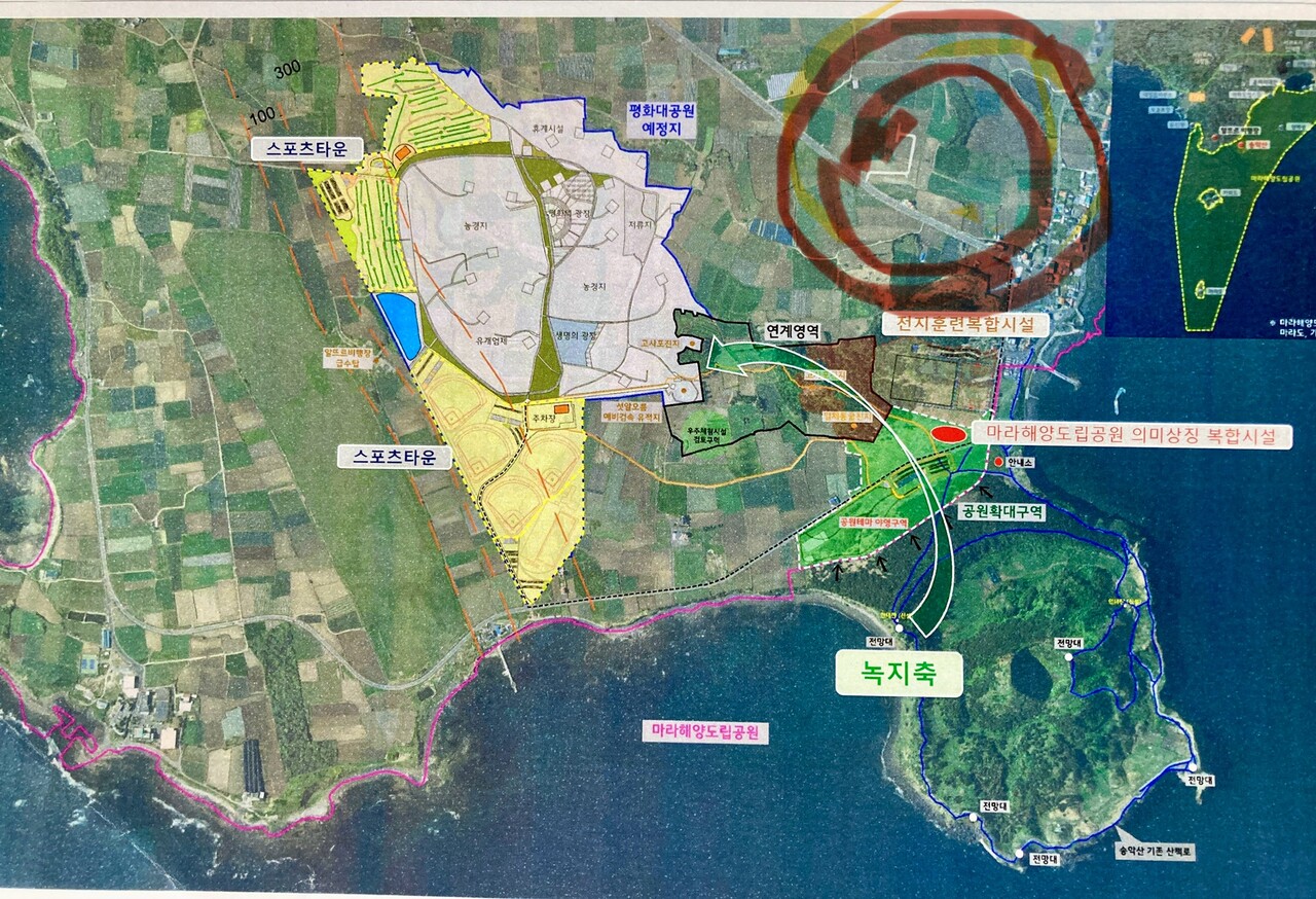 지난 18일 제주특별자치도가 '마라해양도립공원 공원계획 변경 용역 최종보고회'에서 배부한 자료 내 스포츠타운 조성 계획 구역을 표시한 배치도. 스포츠타운의 최적지는 현재 구상하고 있는 구역(노란색 부분)이 아니라 오른쪽 위 2개의 원을 그려 놓은 곳이다. (사진=제주특별자치도, 편집=이영권)