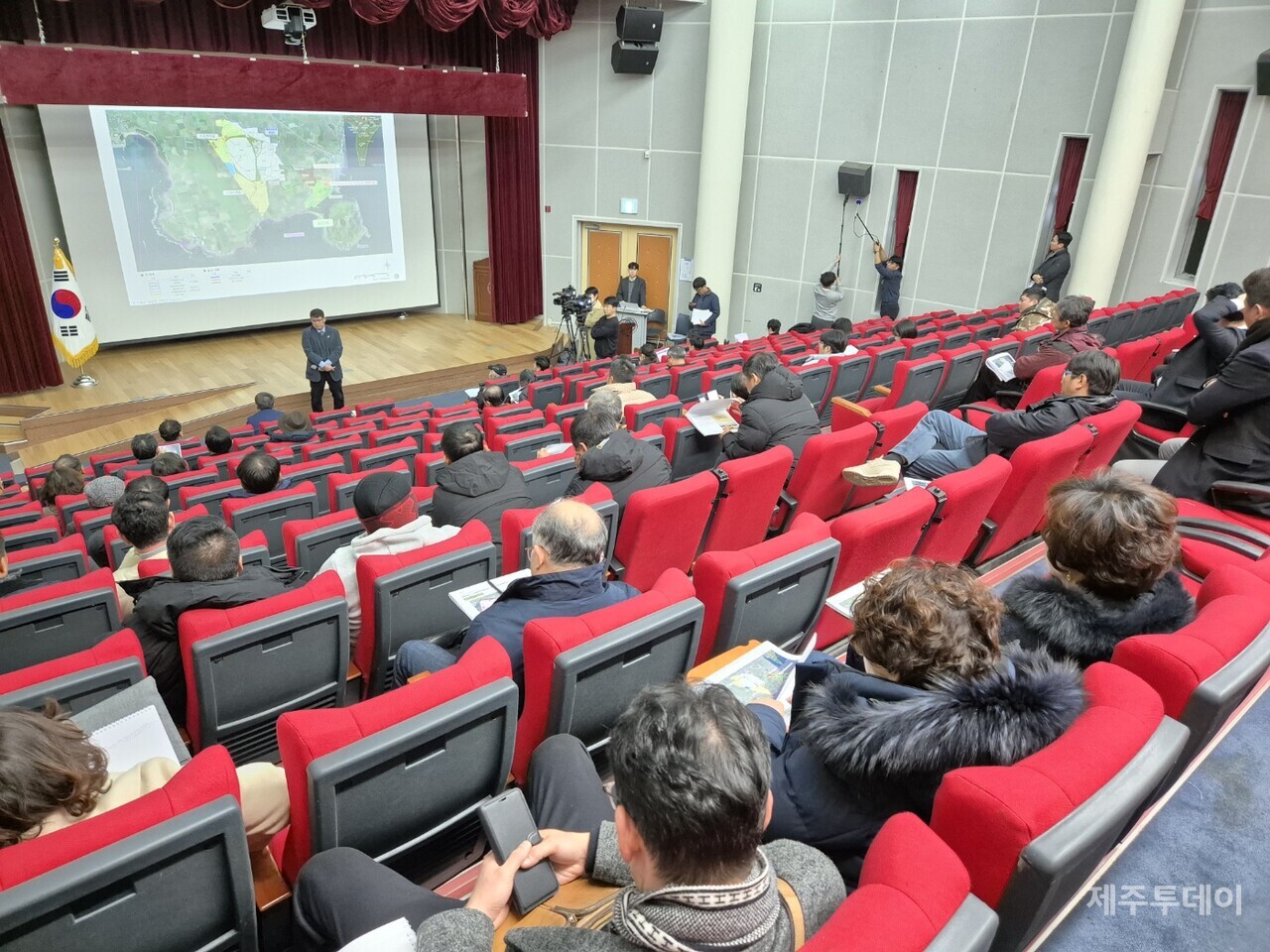 18일 오후 제주웰컴센터에서 제주특별자치도는 ‘마라해양도립공원 공원계획 변경 용역 최종보고회’를 개최, 평화대공원 부지에 스포츠타운을 조성하는 계획안을 발표했다. 임홍철 도 기후환경국 환경정책과장이 방청석 질문에 답하고 있다. (사진=박성인 이사)