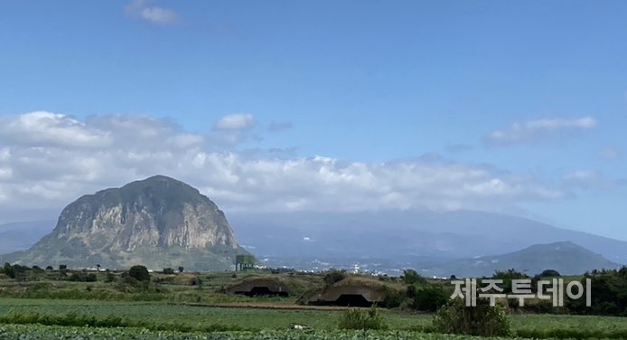 서귀포시 대정읍 산방산 앞으로 알뜨르 비행장 엄체호가 곳곳에 보인다. (사진=제주투데이 DB)