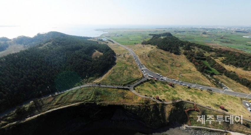 송악산 일대는 차도와 주차장이 있어 자동차로 다니기 편리하다. (사진=제주투데이DB)