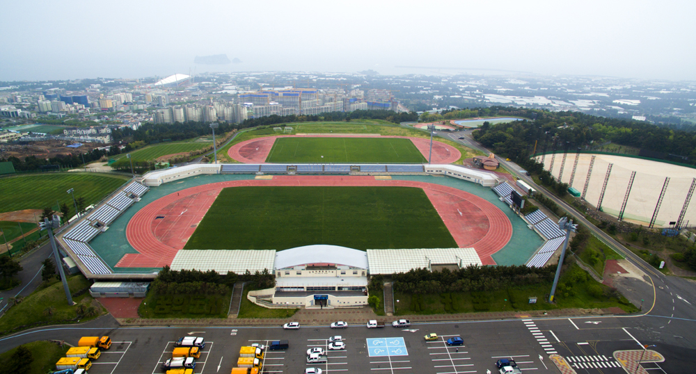 최근 제주특별자치도가 발표한 제주평화대공원 내 스포츠타운 부지에서 차로 30여분 소요되는 곳에 위치한 서귀포시 강창학종합경기장. 축구장과 야구장 시설을 갖추고 있다. (사진=서귀포시 제공)