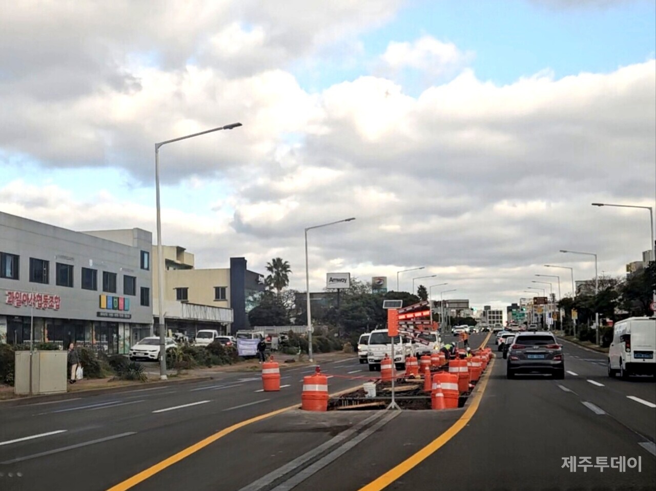 제주시 서광로 오라오거리 지역 섬식정류장 공사 현장(사진=김재훈 기자)