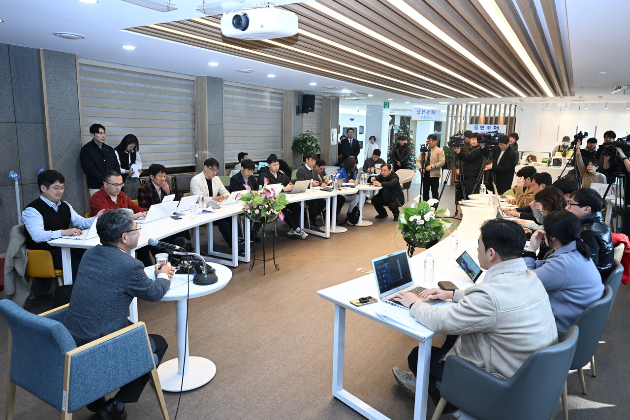 26일 오전 제주도의회 도민카페에서 이상봉 도의회 의장이 '제12대 후반기 제주특별자치도의회 언론사 공동 신년대담'을 진행하고 있다. (사진=제주도의회 제공)