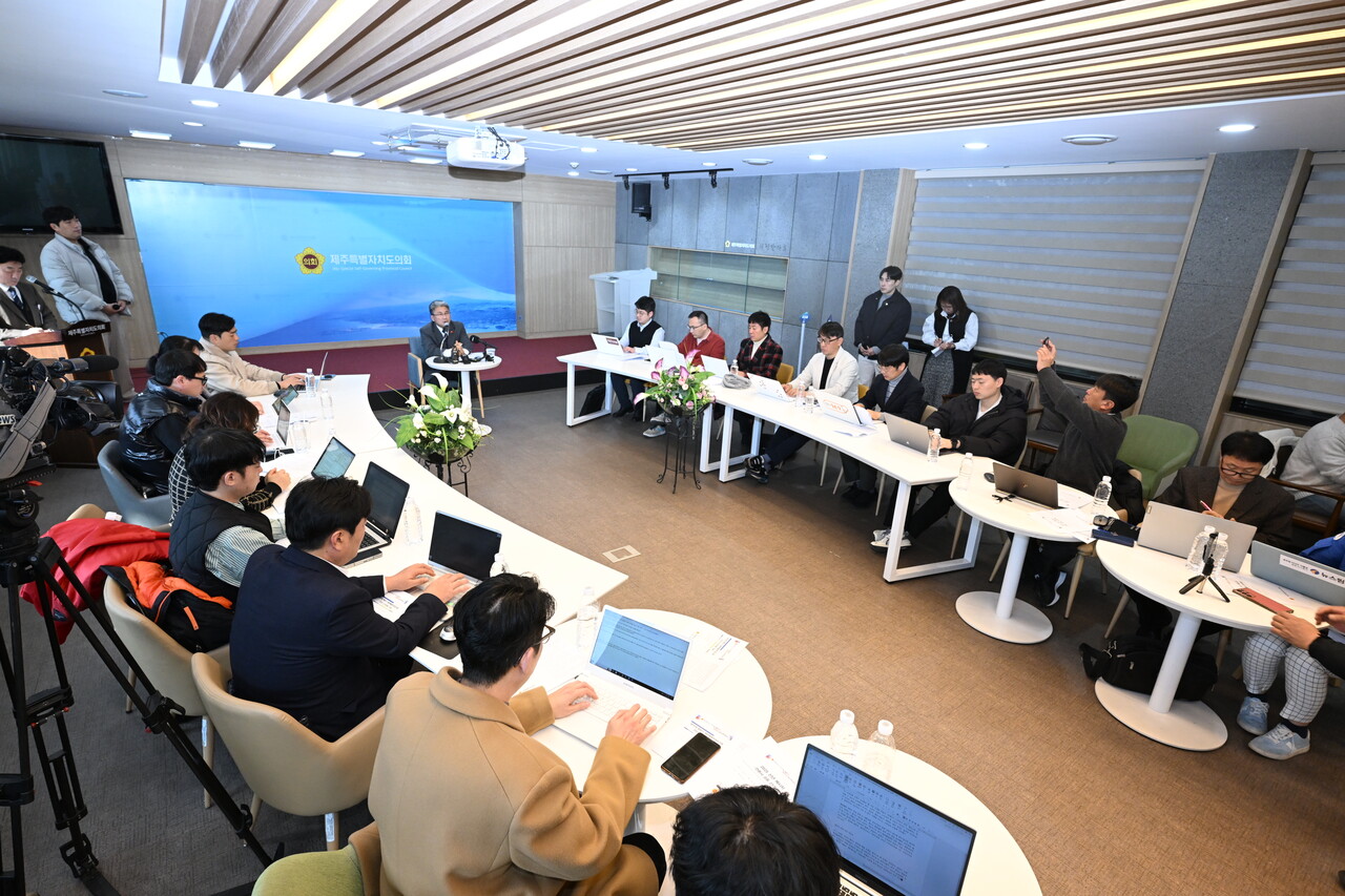 26일 오전 제주도의회 도민카페에서 이상봉 도의회 의장이 '제12대 후반기 제주특별자치도의회 언론사 공동 신년대담'을 진행하고 있다. (사진=제주도의회 제공)