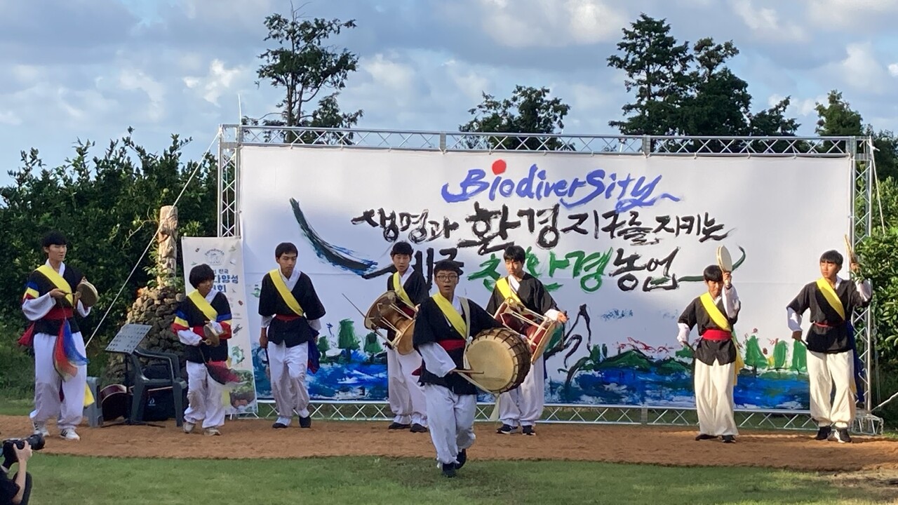풍물놀이하는 이중혁 학생. (사진=볍씨학교 제공)