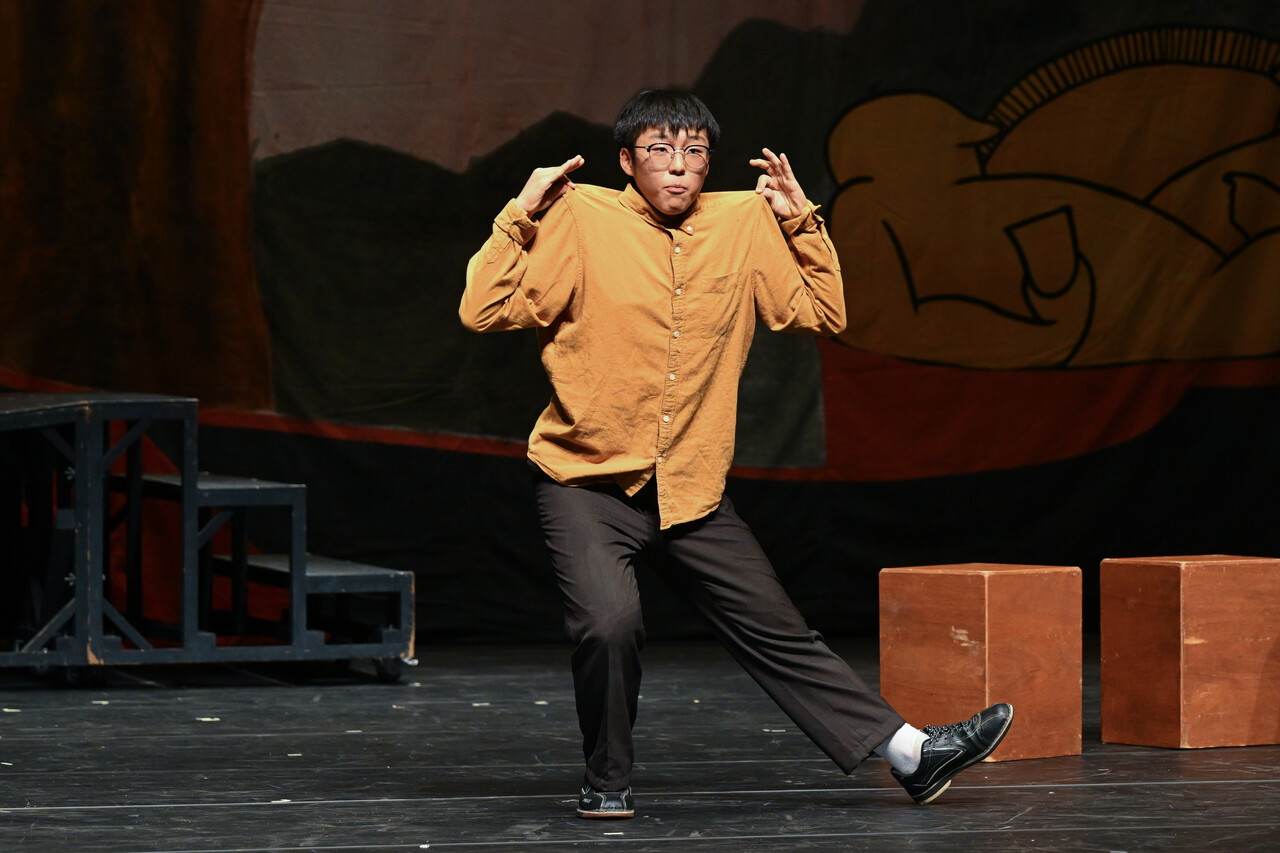 연극 '전태일'에서 연기하는 이중혁 학생. (사진=박정근)