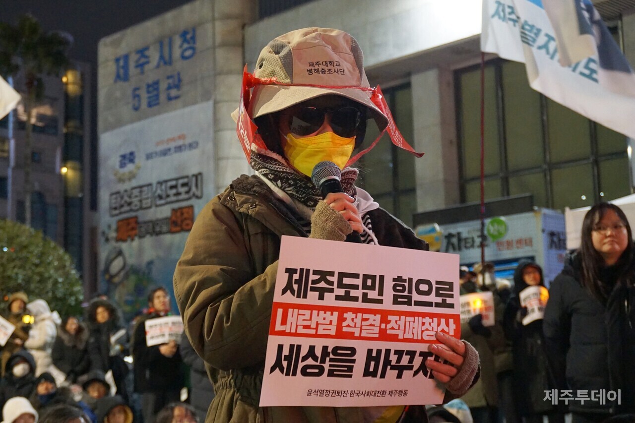 28일 열린 ‘윤석열 즉각 파면·처벌! 내란세력 청산! 사회대개혁! 제주도민대회’에서 시민이 발언하고 있다. (사진=양유리 기자)