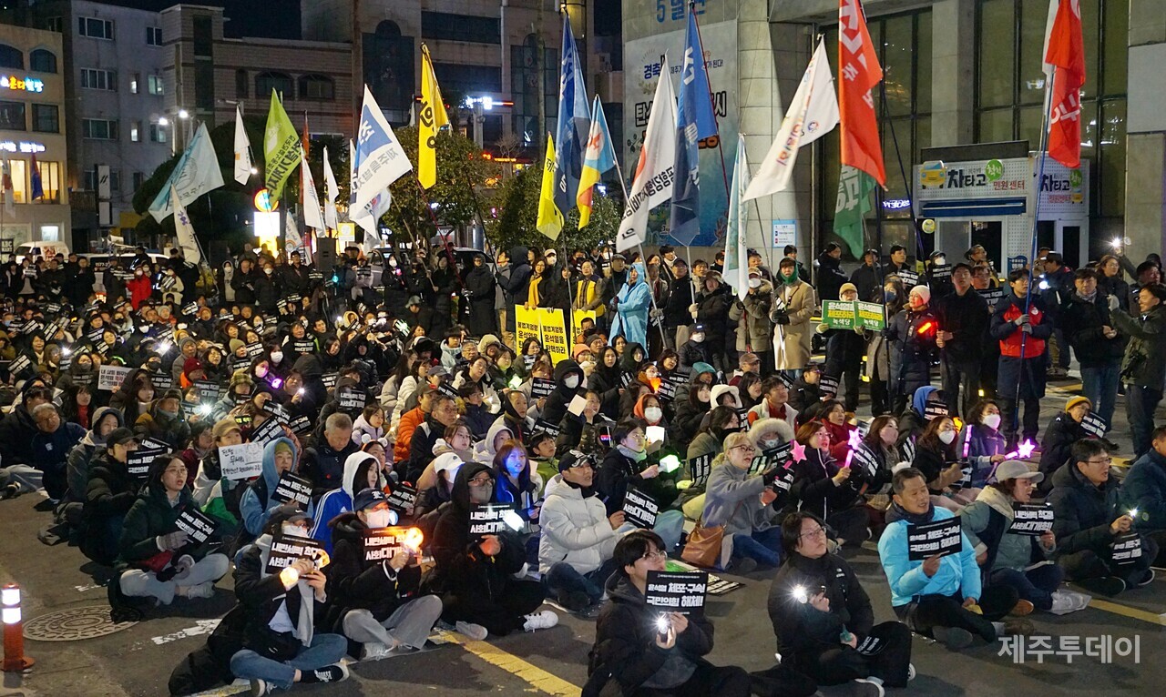 윤석열정권퇴진·한국사회대전환 제주행동은 4일 오후 7시 제주시청 민원실 앞에서 ‘윤석열 즉각 파면·처벌! 내란세력 청산! 사회대개혁! 제주도민대회’를 열었다. (사진=양유리 기자)
