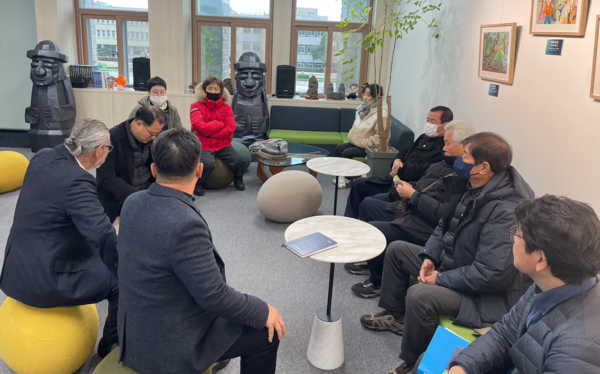 8일 도청에 항의 방문한 덕천리 주민들.(사진=화북공단 이전 반대 덕천리 비상대책위 제공)