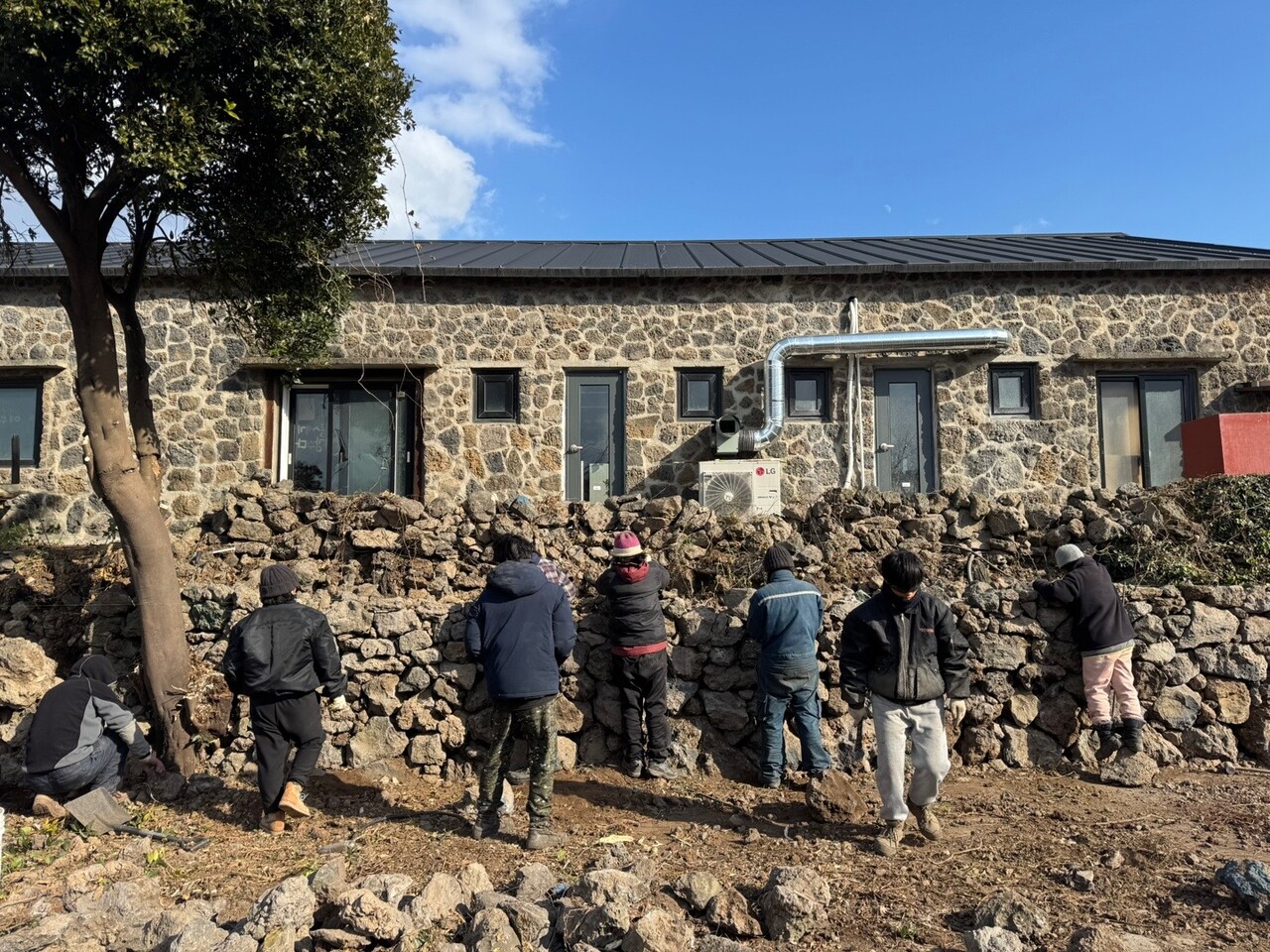 전문 돌챙이와 볍씨학교 학생들이 돌담을 쌓는 작업을 하는 모습. (사진=천유섭 제공)