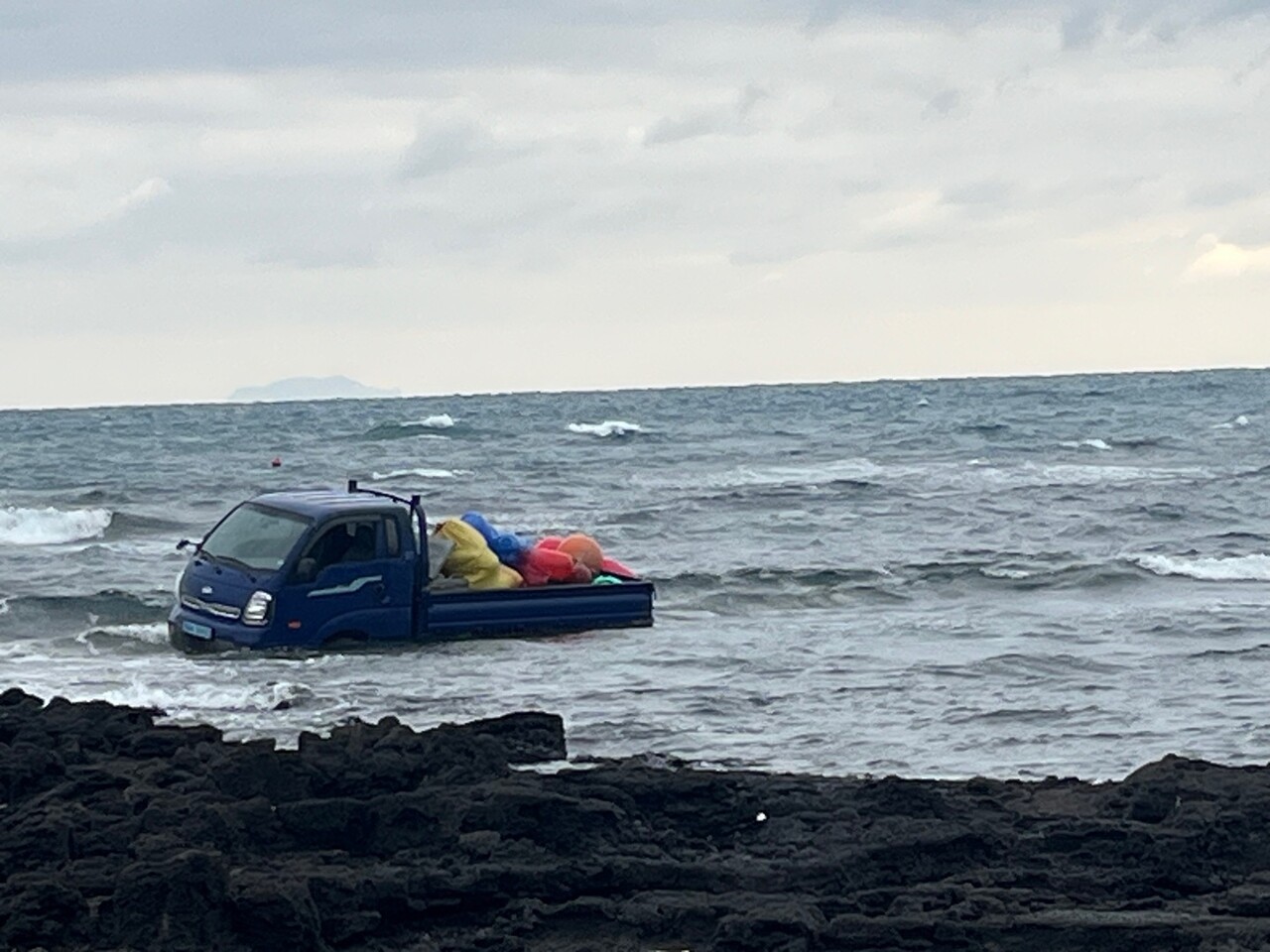 16일 오전 9시쯤 제주시 구좌읍 해안도로 방파제에서 A씨가 몰던 1톤 트럭이 침수됐다. (사진=제주소방안전본부 제공)