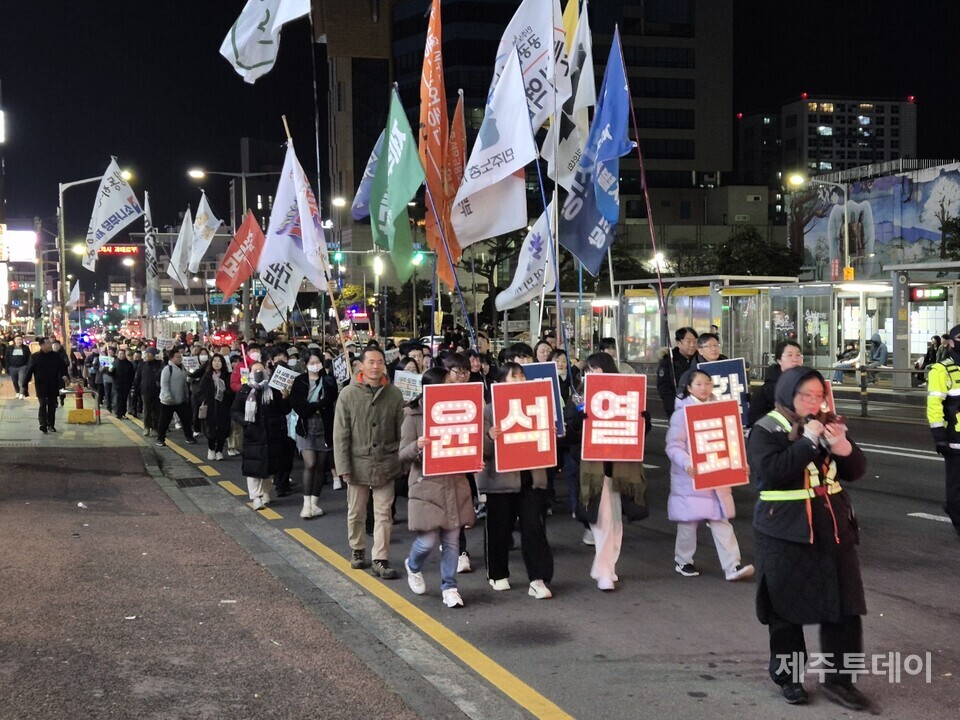 지난 18일 오후 7시 윤석열정권퇴진·한국사회대전환 제주행동은 제주시청 민원실 앞에서 17차 ‘윤석열 즉각 파면·처벌! 내란세력 청산! 사회대개혁! 제주도민대회’를 열었다. (사진=박성인)