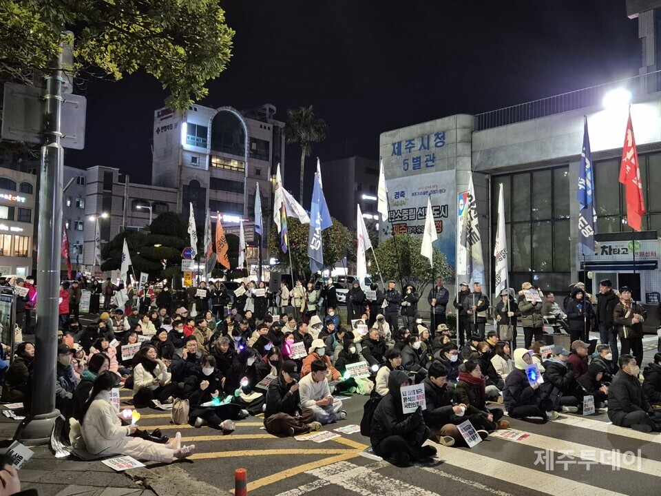 지난 18일 오후 7시 윤석열정권퇴진·한국사회대전환 제주행동은 제주시청 민원실 앞에서 17차 ‘윤석열 즉각 파면·처벌! 내란세력 청산! 사회대개혁! 제주도민대회’를 열었다. (사진=박성인)