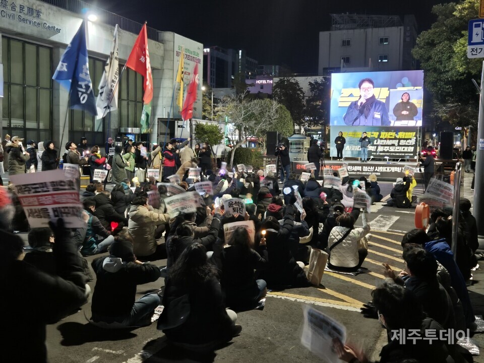 지난 18일 오후 7시 윤석열정권퇴진·한국사회대전환 제주행동은 제주시청 민원실 앞에서 17차 ‘윤석열 즉각 파면·처벌! 내란세력 청산! 사회대개혁! 제주도민대회’를 열었다. (사진=박성인)