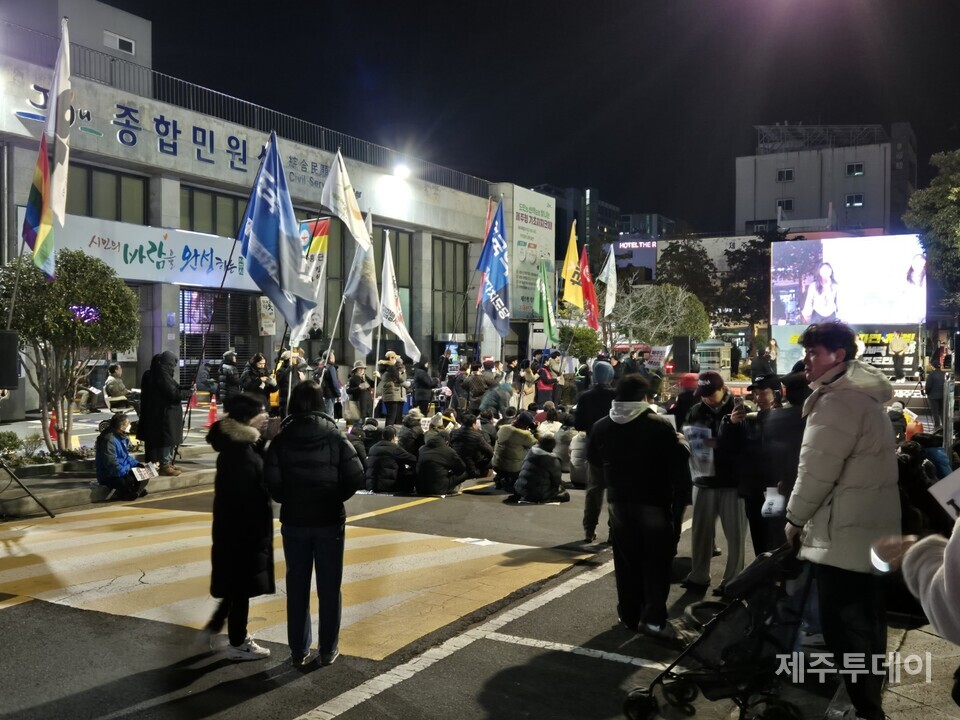 지난 18일 오후 7시 윤석열정권퇴진·한국사회대전환 제주행동은 제주시청 민원실 앞에서 17차 ‘윤석열 즉각 파면·처벌! 내란세력 청산! 사회대개혁! 제주도민대회’를 열었다. (사진=박성인)