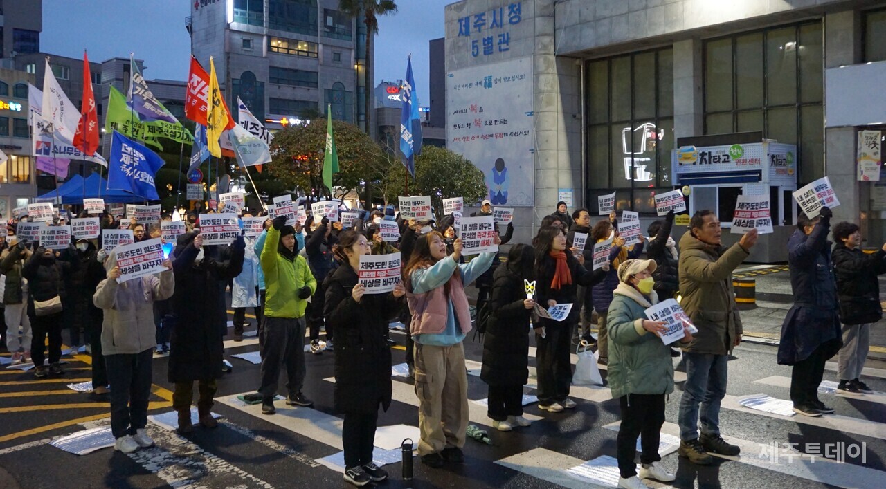 윤석열정권퇴진·한국사회대전환 제주행동은 1일 오후 6시 제주시청 민원실 앞에서 19차 ‘윤석열 즉각 파면·처벌! 내란세력 청산! 사회대개혁! 제주도민대회’를 열었다. (사진=양유리 기자)