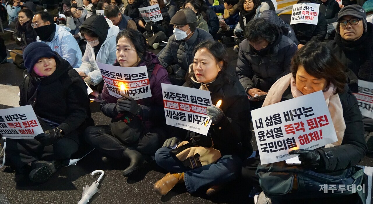 윤석열정권퇴진·한국사회대전환 제주행동은 1일 오후 6시 제주시청 민원실 앞에서 19차 ‘윤석열 즉각 파면·처벌! 내란세력 청산! 사회대개혁! 제주도민대회’를 열었다. (사진=양유리 기자)