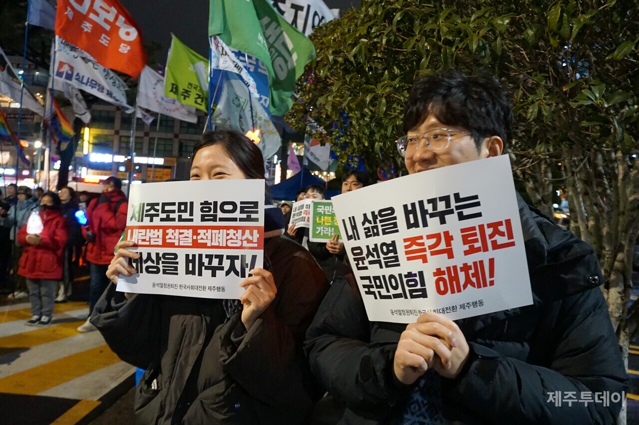 윤석열정권퇴진·한국사회대전환 제주행동은 1일 오후 6시 제주시청 민원실 앞에서 19차 ‘윤석열 즉각 파면·처벌! 내란세력 청산! 사회대개혁! 제주도민대회’를 열었다. (사진=양유리 기자)