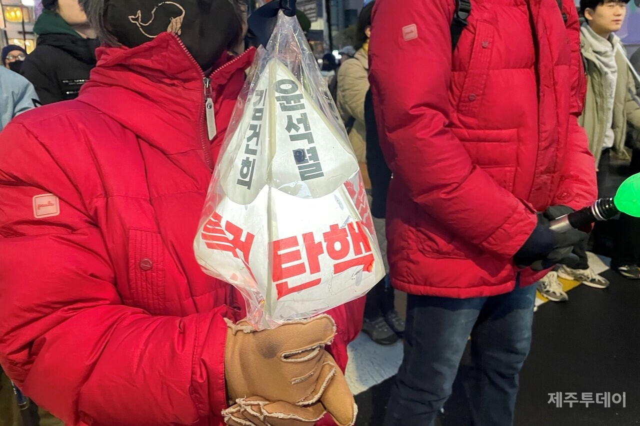 윤석열정권퇴진·한국사회대전환 제주행동은 1일 오후 6시 제주시청 민원실 앞에서 19차 ‘윤석열 즉각 파면·처벌! 내란세력 청산! 사회대개혁! 제주도민대회’를 열었다. (사진=양유리 기자)