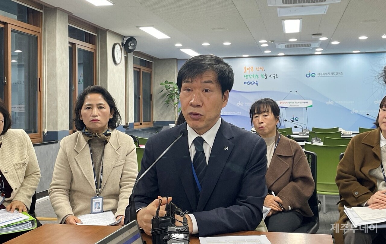 5일 오전 김월룡 제주도교육청 교육국장이 2025년도 늘봄학교 운영계획을 설명하고 있다. (사진=양유리 기자)