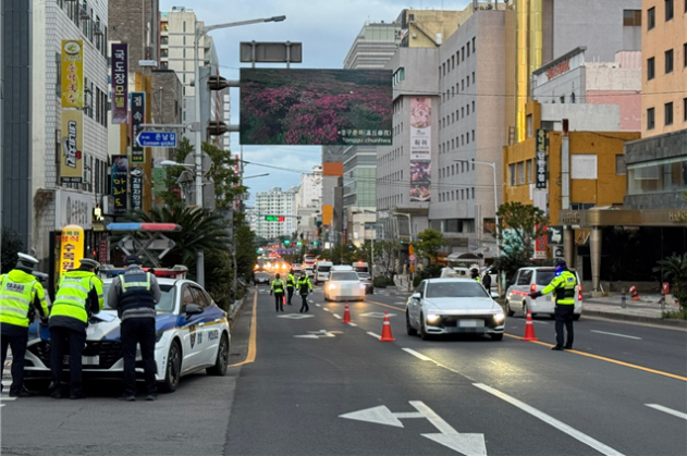 제주경찰청이 연말연시 특별 음주운전 단속을 실시하는 모습. (사진=제주경찰청 제공)