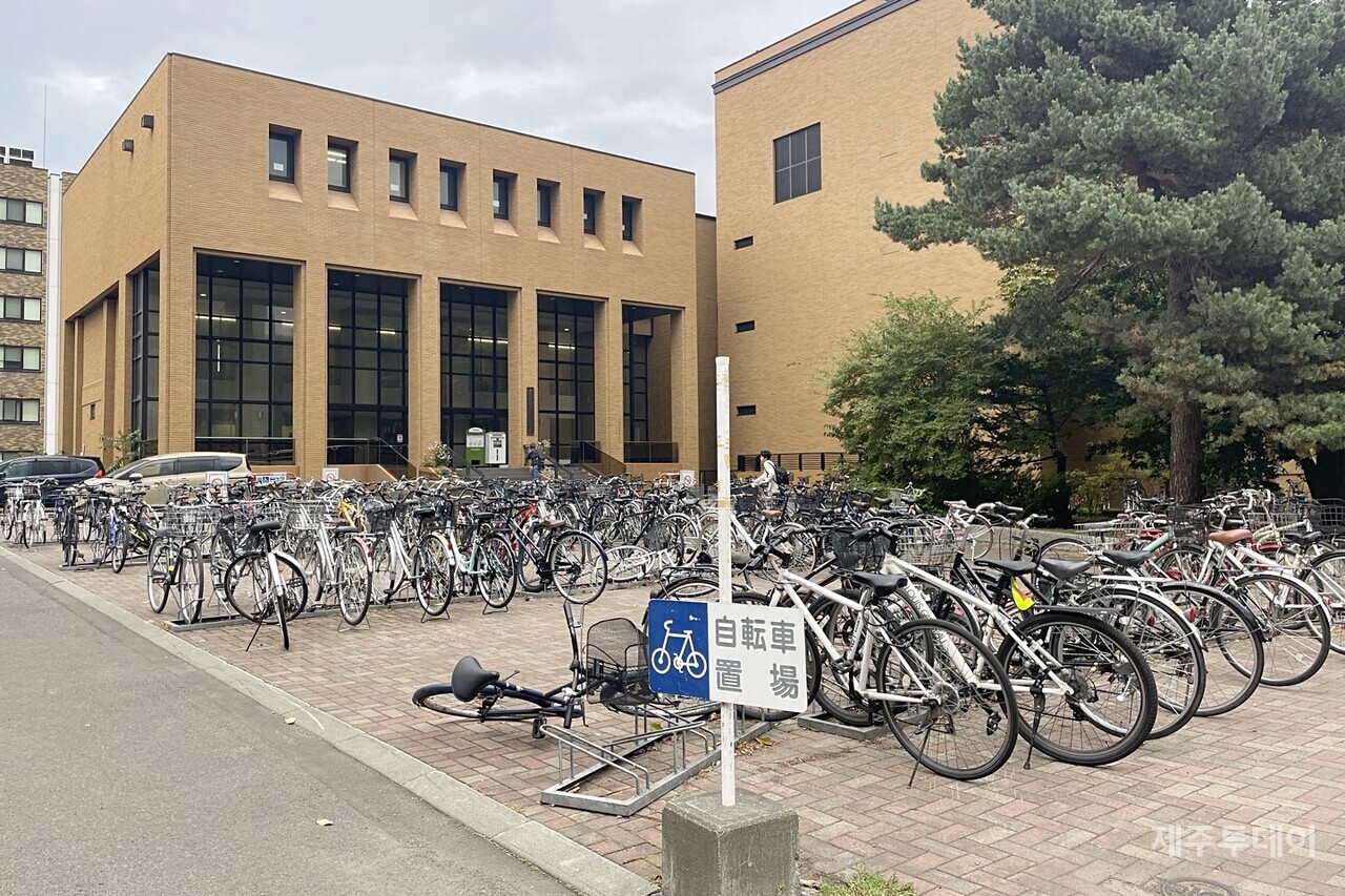 자전거 이용률이 높은 일본 홋카이도 대학 곳곳에 설치된 자전거 보관대. 수십 대의 자전거가 주차돼 있다. (사진=양유리 기자)