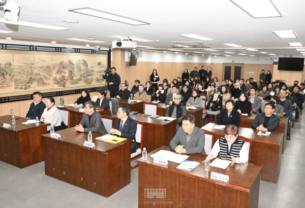 10일 제주 장기요양요원 실태와 처우개선 방안 모색을 위한 토론가 열리고 있다.(사진=제주도의회 제공)