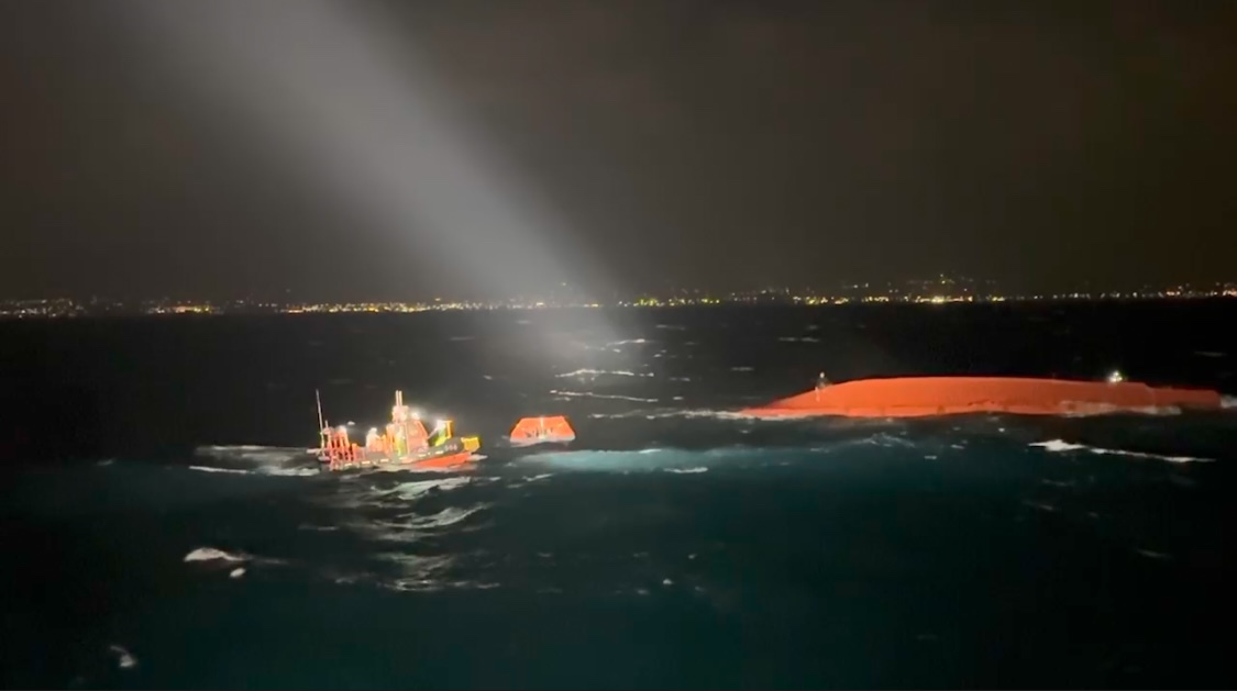 12일 제주해경이 서귀포시 표선면 남서방 약 12km 해상에서 전복된 어선을 구조하고 있다. (사진=서귀포해양경찰서 제공)
