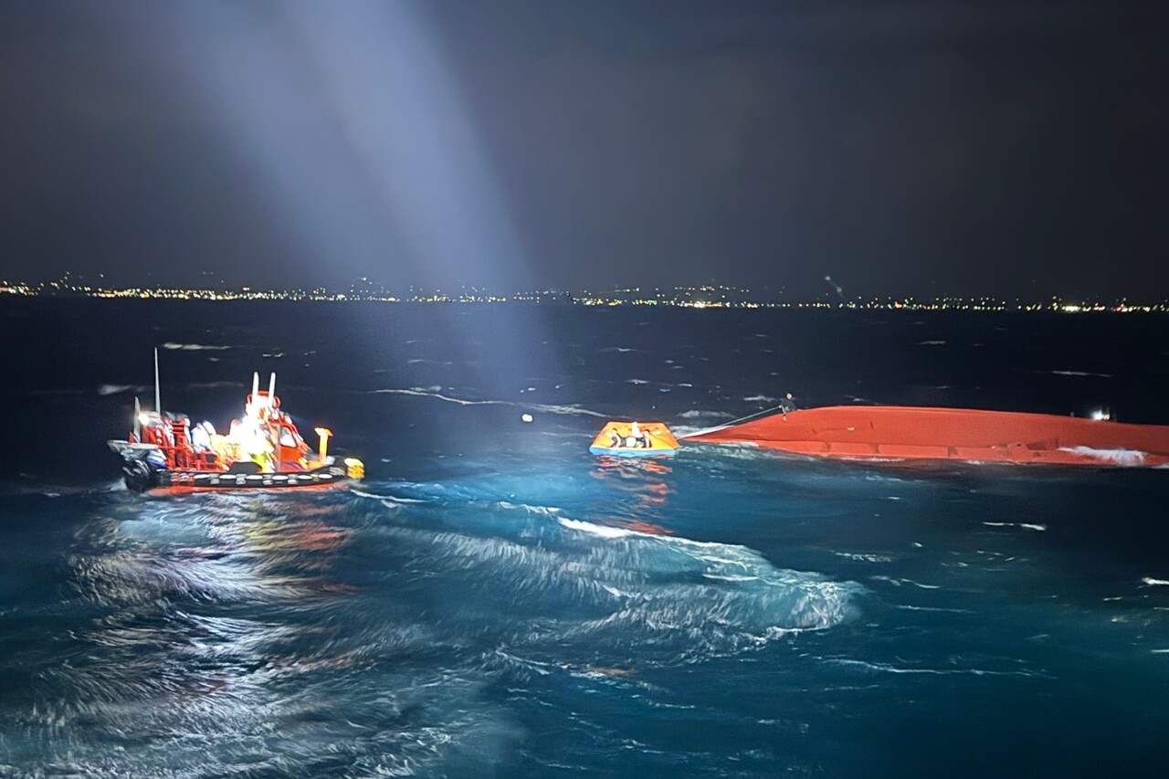 지난 12일 오후 7시56분쯤 제주 해상에서 전복된 어선 2066재성호의 모습. (사진=제주해양경찰청 제공)