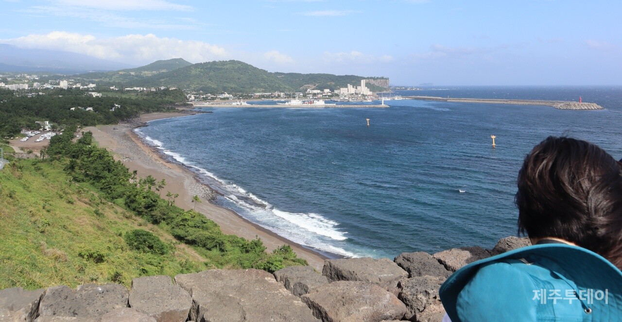 24일 오후 제주 서귀포시 황우치해안과 화순금모래해변 일대에서 제주기후평화행진이 진행되고 있다. 오른쪽 윗편 기다란 방파제가 화순항 동방파제, 그 아래 조금 짧은 방파제는 해경 부두 방파제. (사진=조수진 기자)