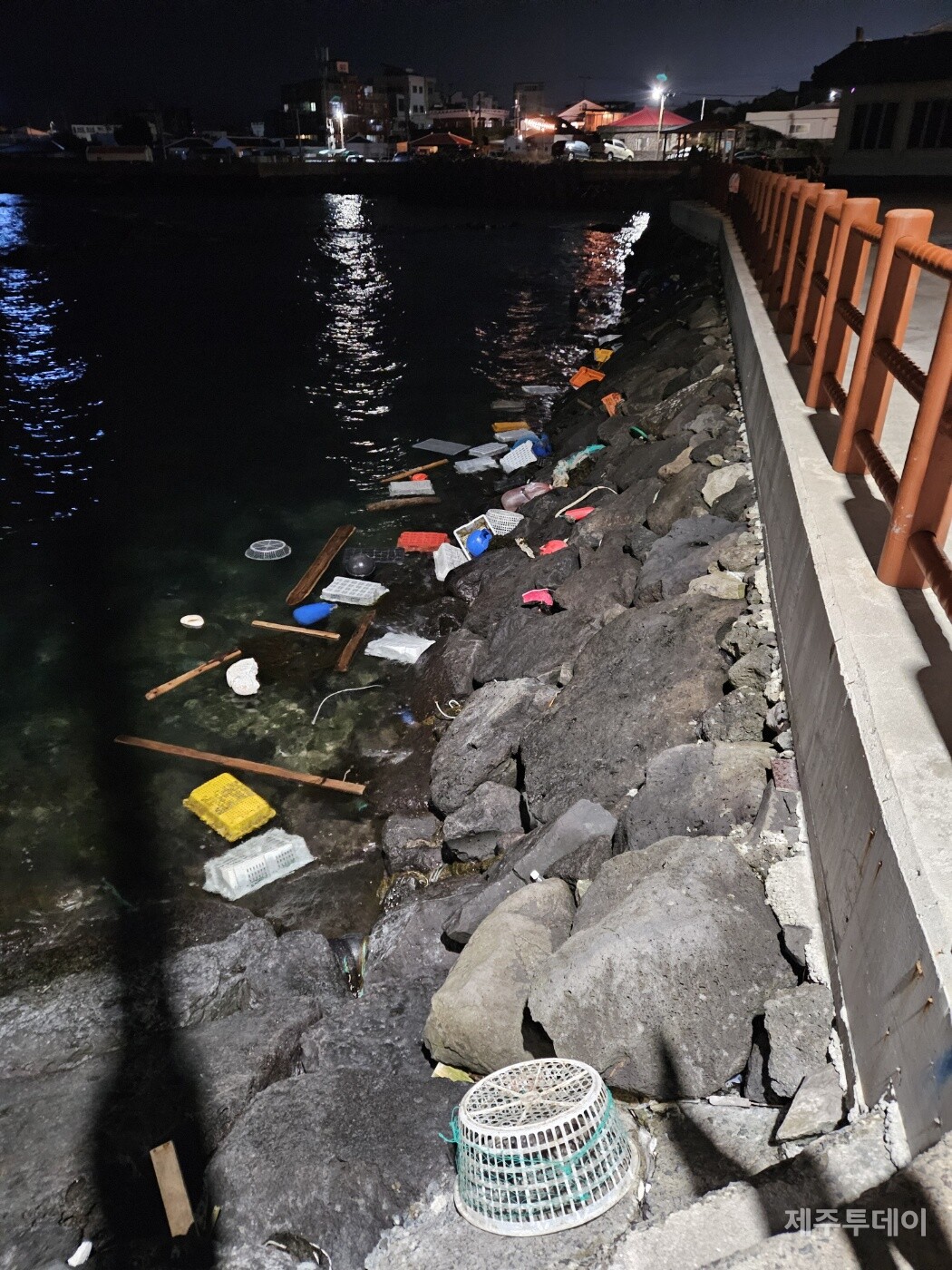 제주 해안을 산책하며 플라스틱 쓰레기들을 만나는 것은 '당연한(?)' 일이 되었다.(사진=김재훈 기자)
