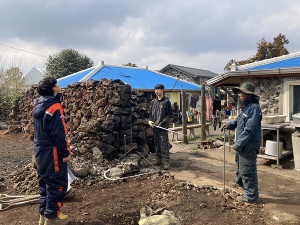 돌벽 철거 작업 후 측량하고 있는 모습(사진=박찬율 제공)
