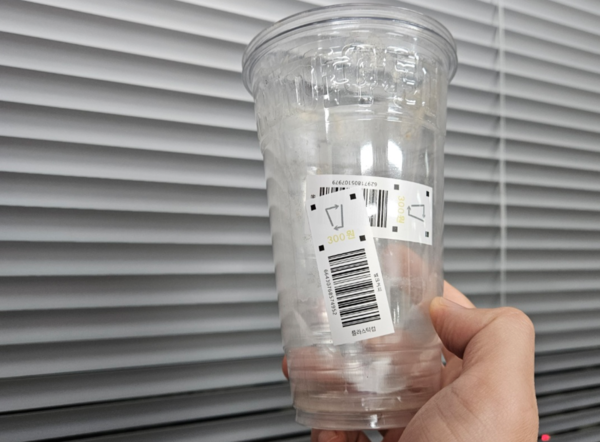 일회용컵 보증금제 라벨이 붙은 플라스틱 컵들(사진=김재훈 기자)