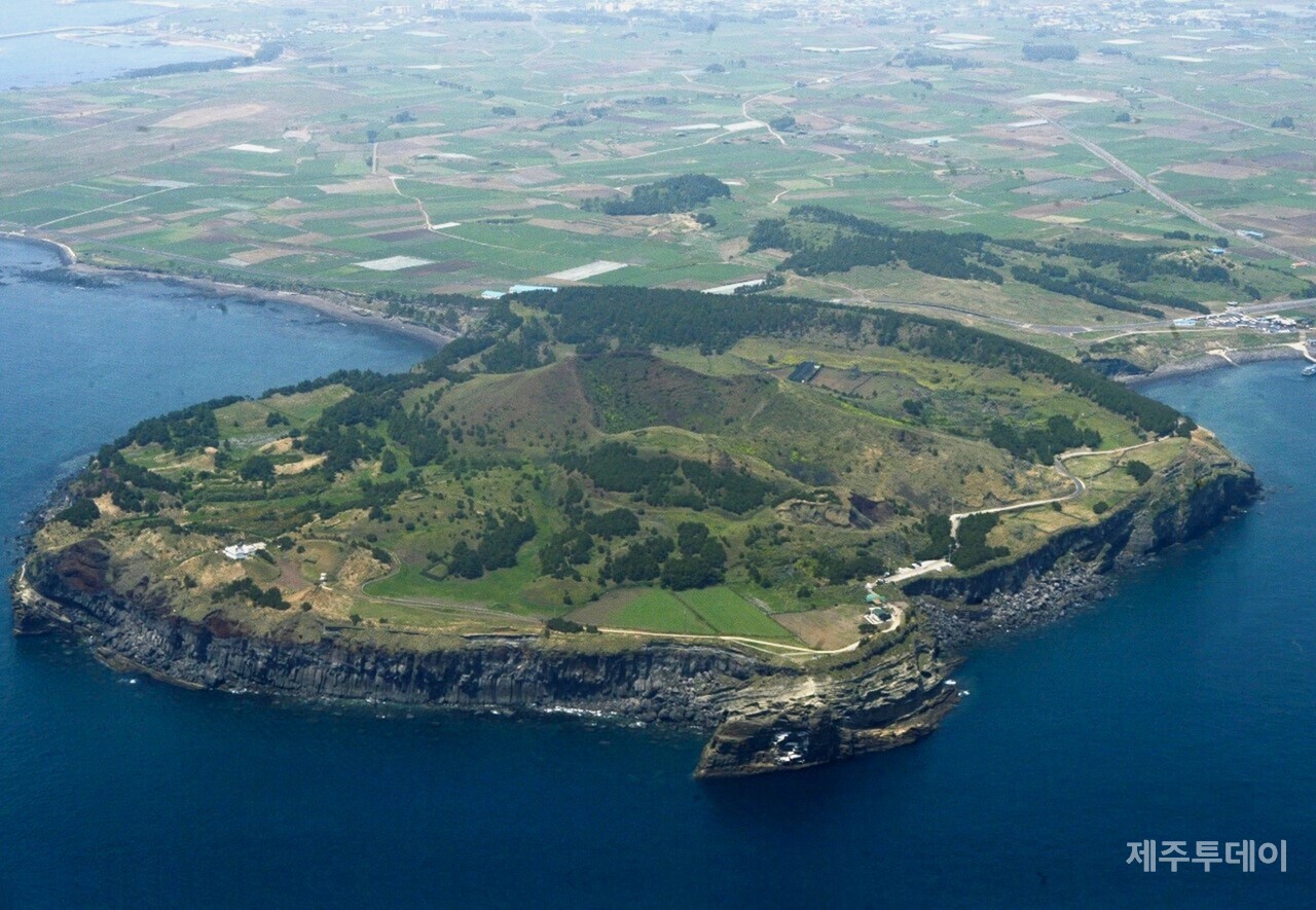 송악산 일대 전경. (사진=강정효 작가)