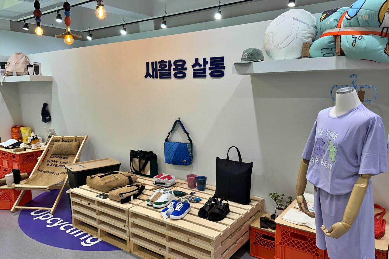  지난해 '제주시 새활용센터' 개관식 당시 마련된 새활용 살롱 전경. (사진=제주투데이 DB)