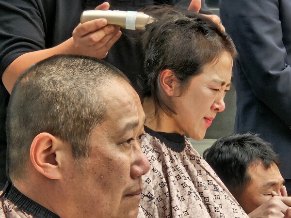  제주대학교(김일환 총장)가 미래융합대학 교육과정 폐지 과정을 밟고 있는데 대해 제주대학교 미래융합대학 소속 교수들이 규탄하며 삭발식을 갖고 있다(사진=김재훈 기자) 