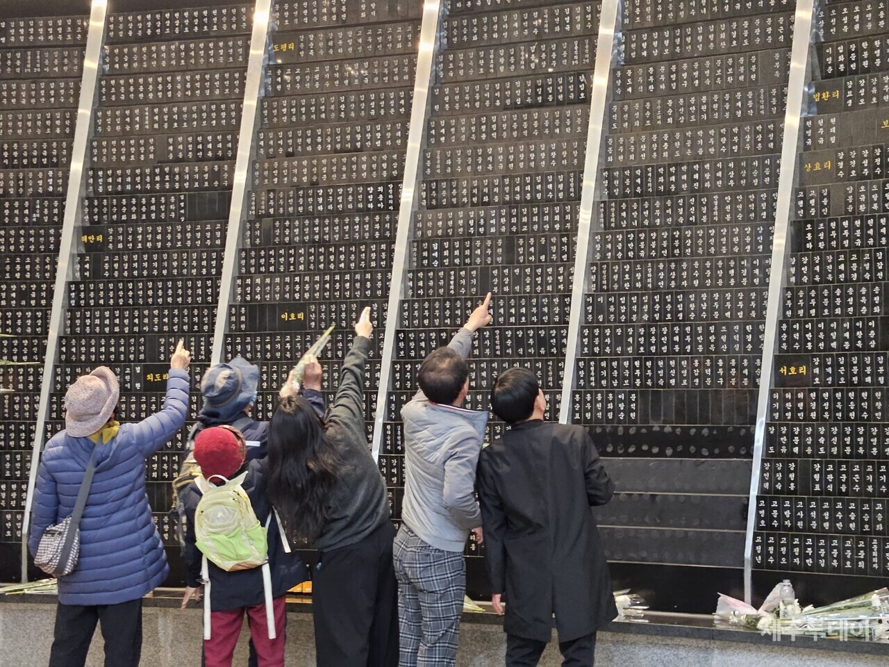 4·3희생자 유족들이 위패 봉안실에서 그리운 이름을 찾고 있다(사진=김재훈 기자)