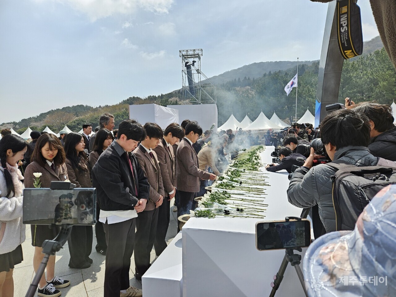 77주년 4·3희생자추념식 행사가 마무리 된 뒤 헌화하고 있는 학생들.(사진=김재훈 기자)