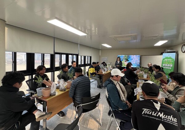  마라리 대상 탄소중립 이끄미 양상 프로그램 교육 장면=서귀포시 제공 