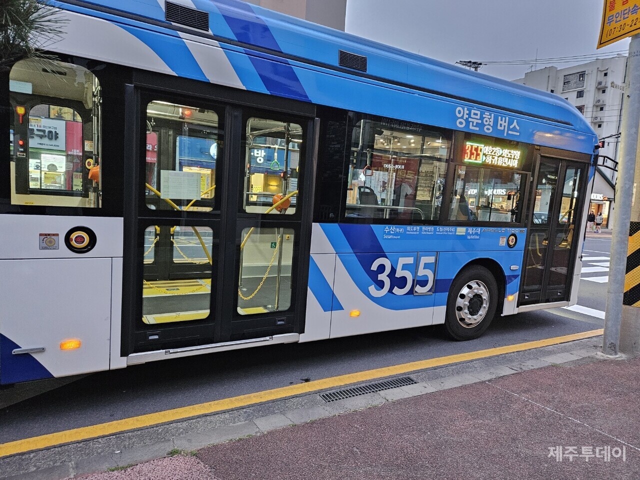 휠체어·유아차 탑승 안내 표시 없이 운행되고 있는 제주 양문형버스(사진=김재훈 기자)