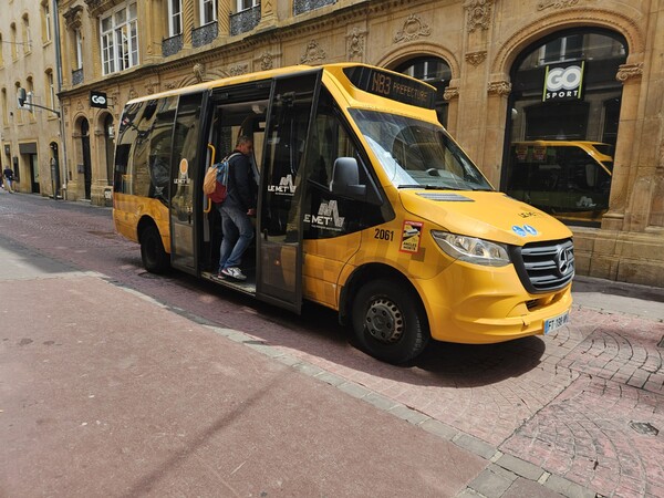 프랑스 메스(Metz)시의 '차 없는 상가'를 달리는 미니 저상버스에 한 이용자가 탑승하고 있다.(사진=김재훈 기자)