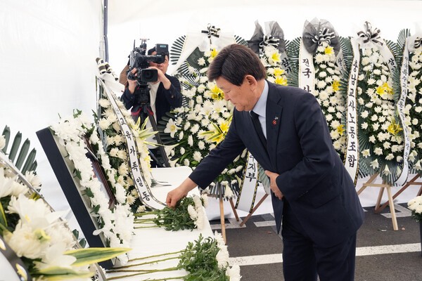김광수 교육감이 추모분향소를 찾아 분향하고 있다. 사진 제주도교육청 