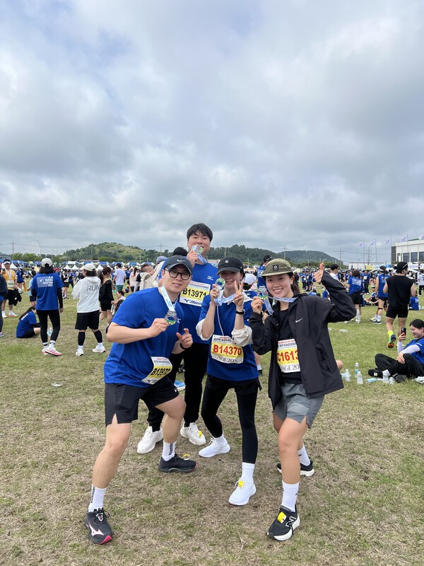  참가자들이 완주 메달을 받고 기뻐하고 있다. 제주투데이