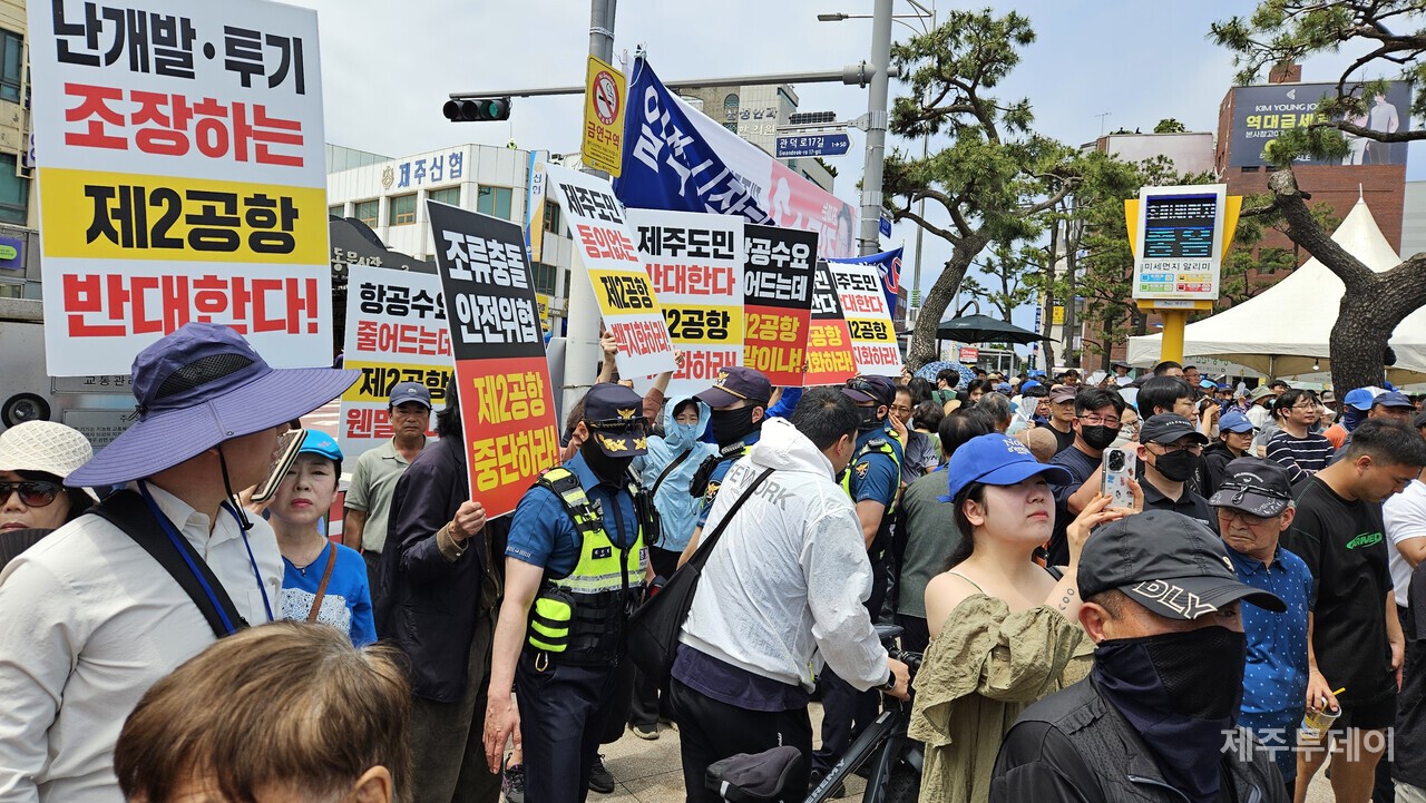 이재명 후보 유세 현장에서 피켓을 든 시민들.(사진=김재훈 기자)